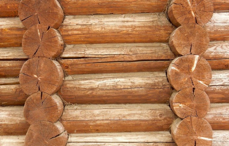 Старая бревенчатая стена