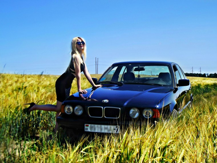 Красивая девушка на BMW 4