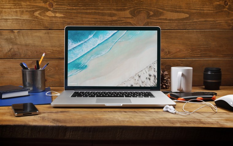 Компьютер ноутбук на столе