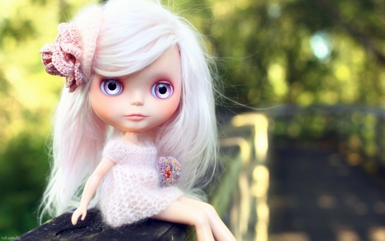 Кукла с белокурыми волосами