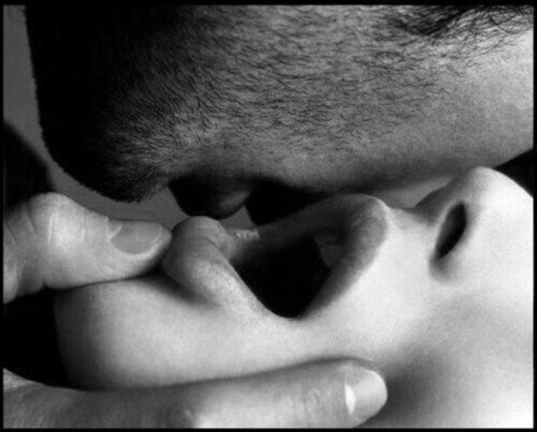 Страстный поцелуй в ушко