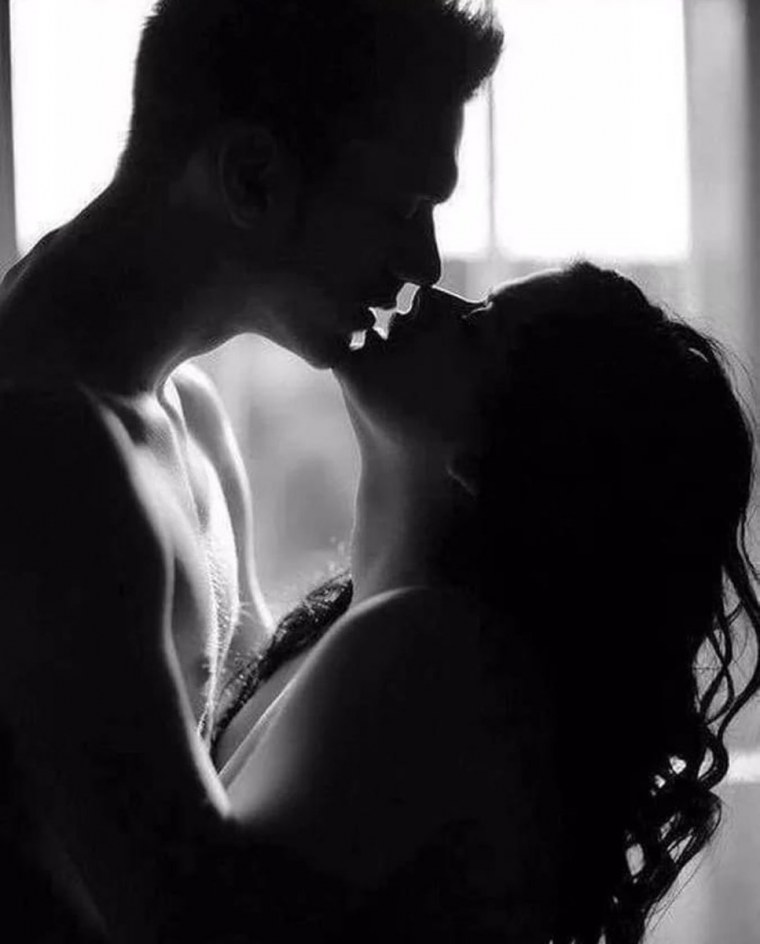 Страстная пара черно белое