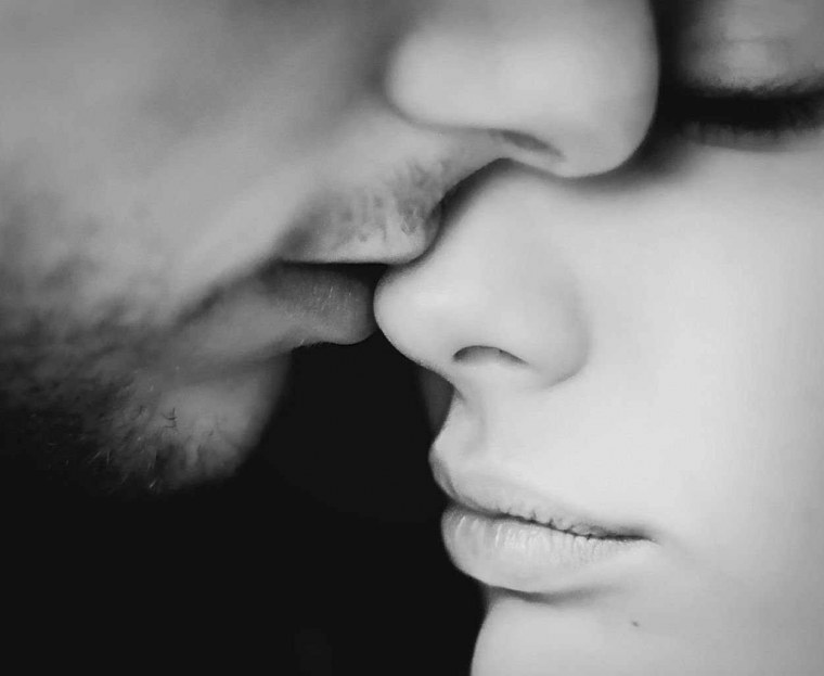 Целует в носик