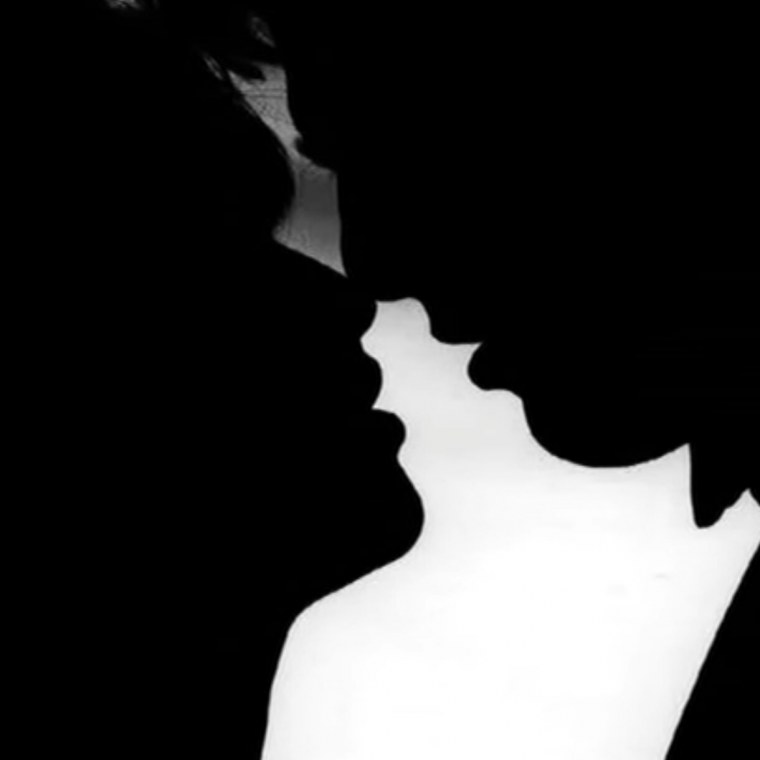 Охрененный поцелуй картинки черно белые