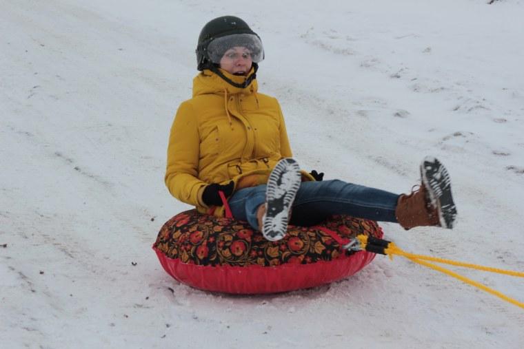 Женщина на ватрушке