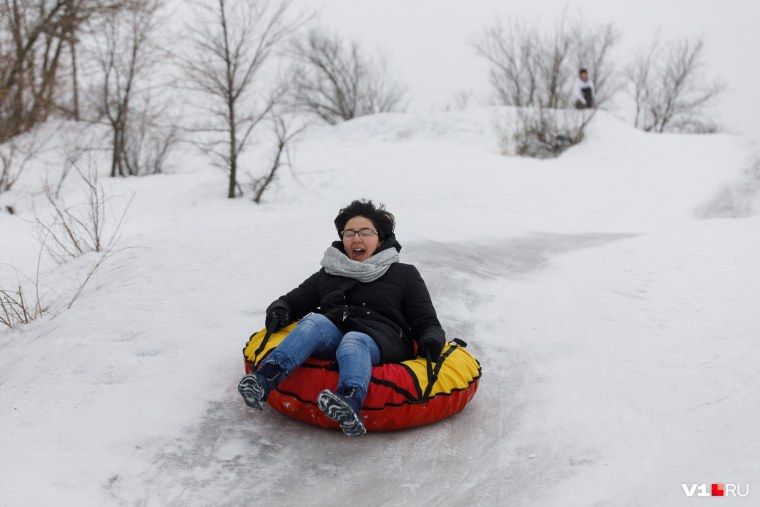 Девушка на ватрушке