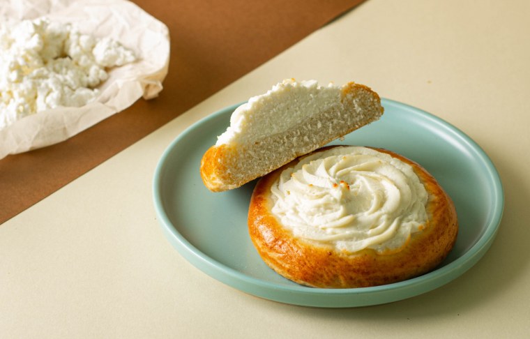 Девушка катается с горки