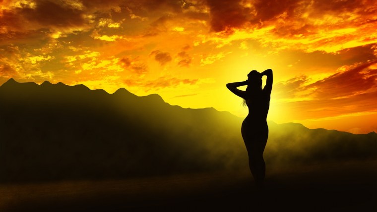 Море солнце волны девушки