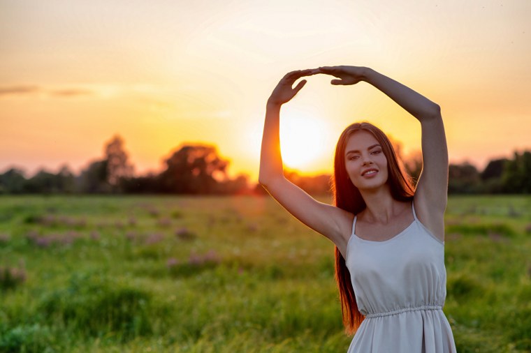 Девушка встречает рассвет