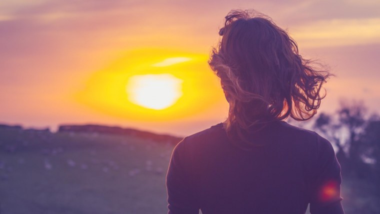 Девушка в белом платье на закате