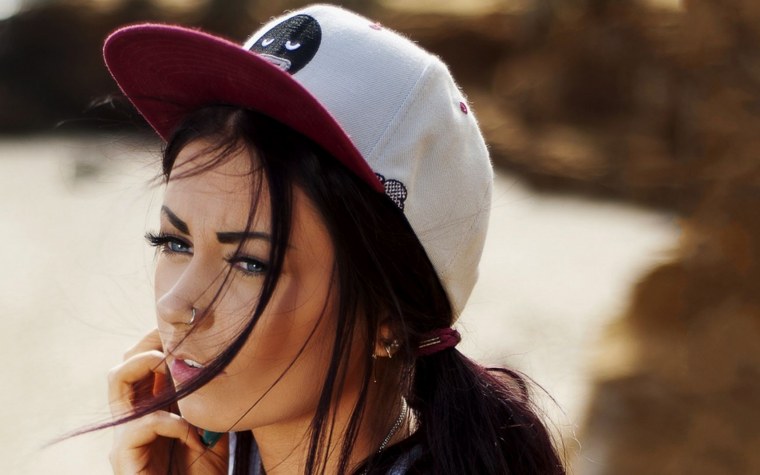 Девушка в солнечных очках арт