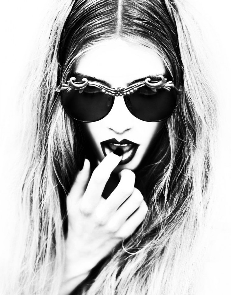 Девушка в белой шляпе