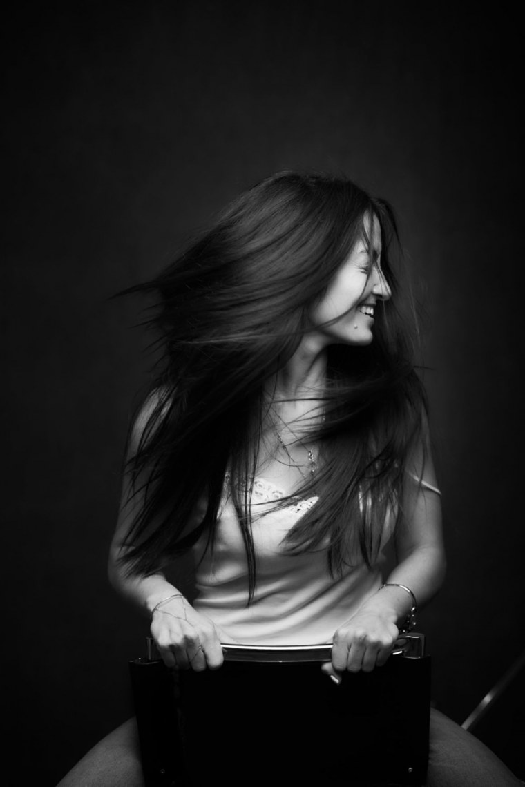 Фотосессия с цветком во рту