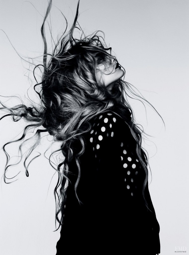 Девушка в черно белом стиле