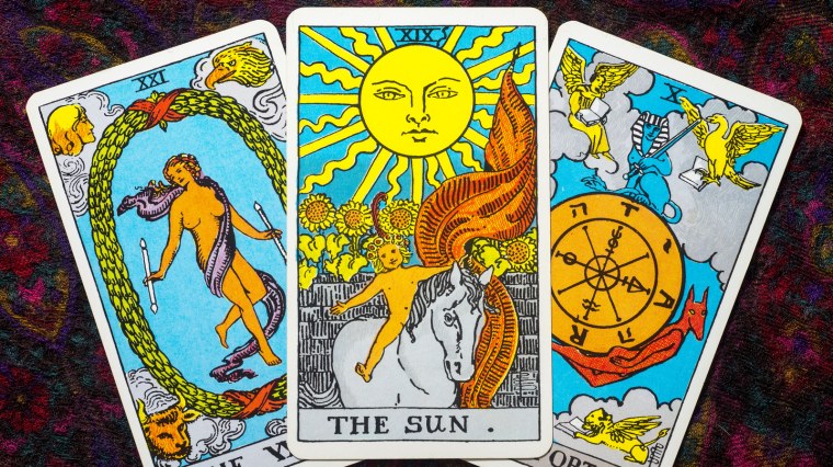 Карты Таро на белом фоне