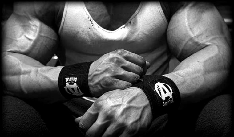 Спортсмен с гантелей