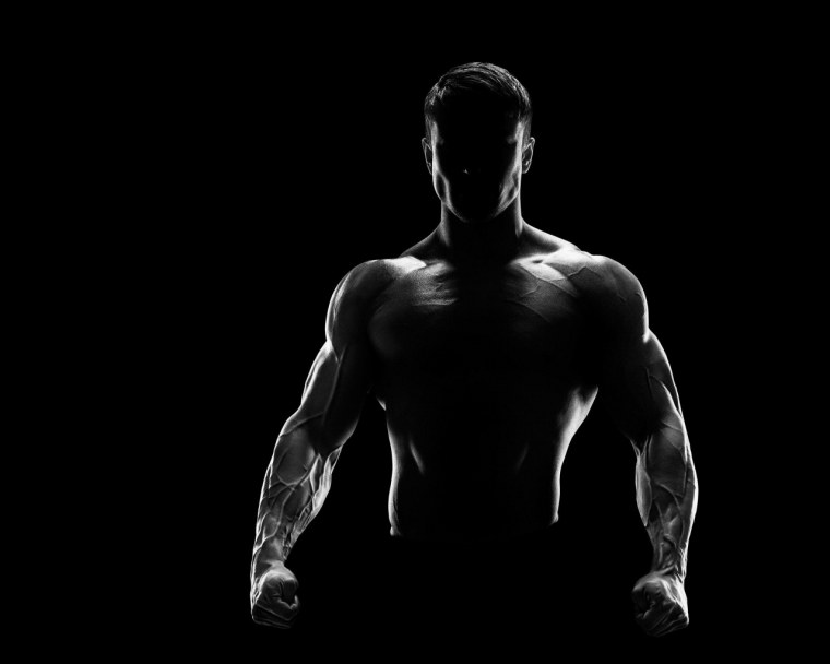 Бодибилдер на черном фоне