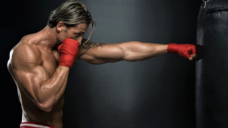 Мускулистый спортсмен