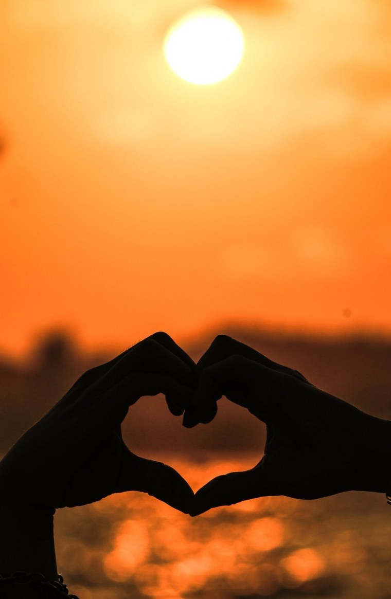 Сердце руками на закате