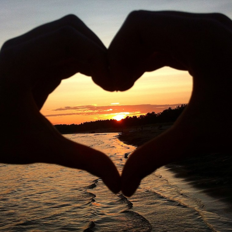 Сердце руками на закате