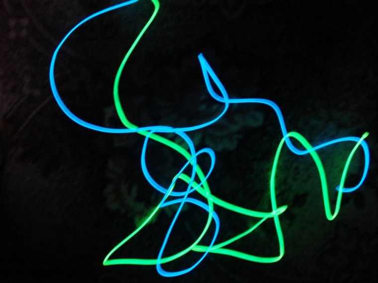 Неоновые руки на черном фоне