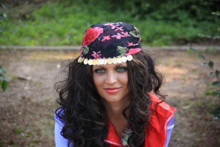 Девушка в платье красивая цыганка