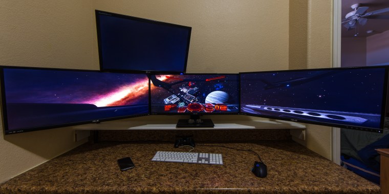 3 Монитора на одном компьютере фиолетовое с подсветкой