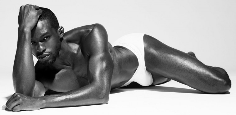 Негр на белом фоне