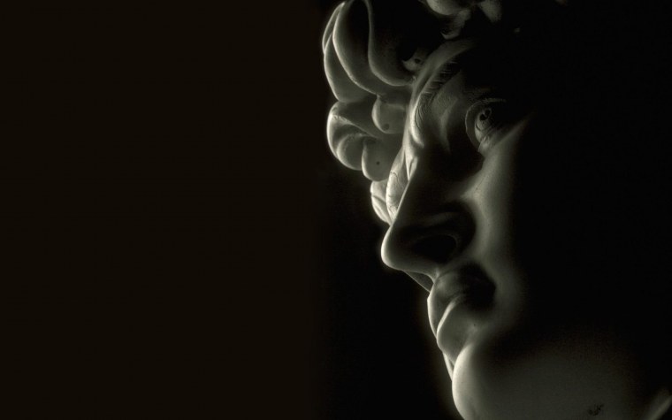 Античные скульптуры на черном фоне