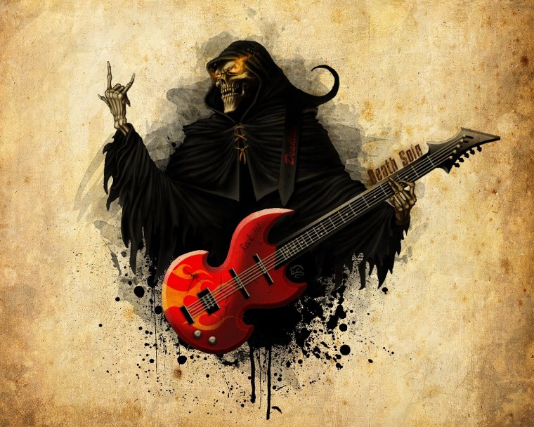 Девушка с гитарой за спиной