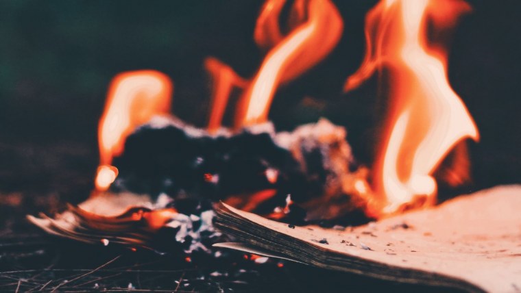 Костер на черном фоне