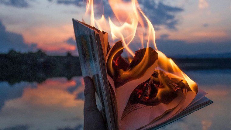 Книга с огнем