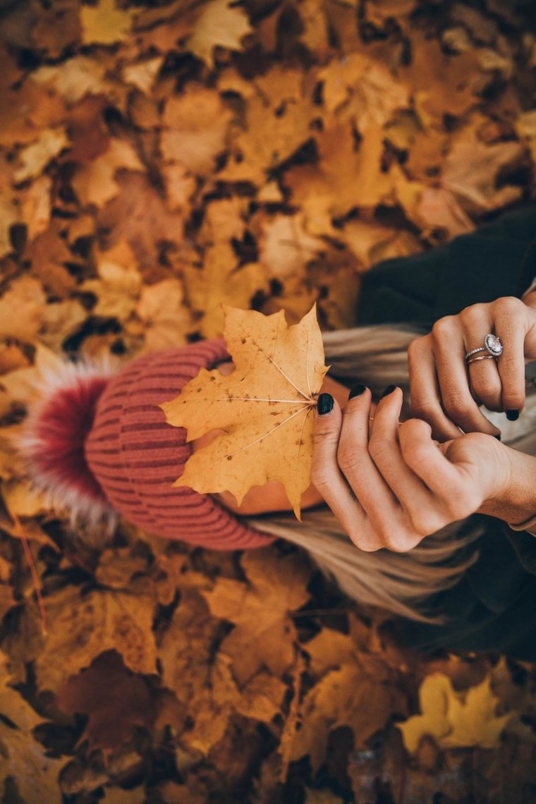 Блондинка в осеннем лесу