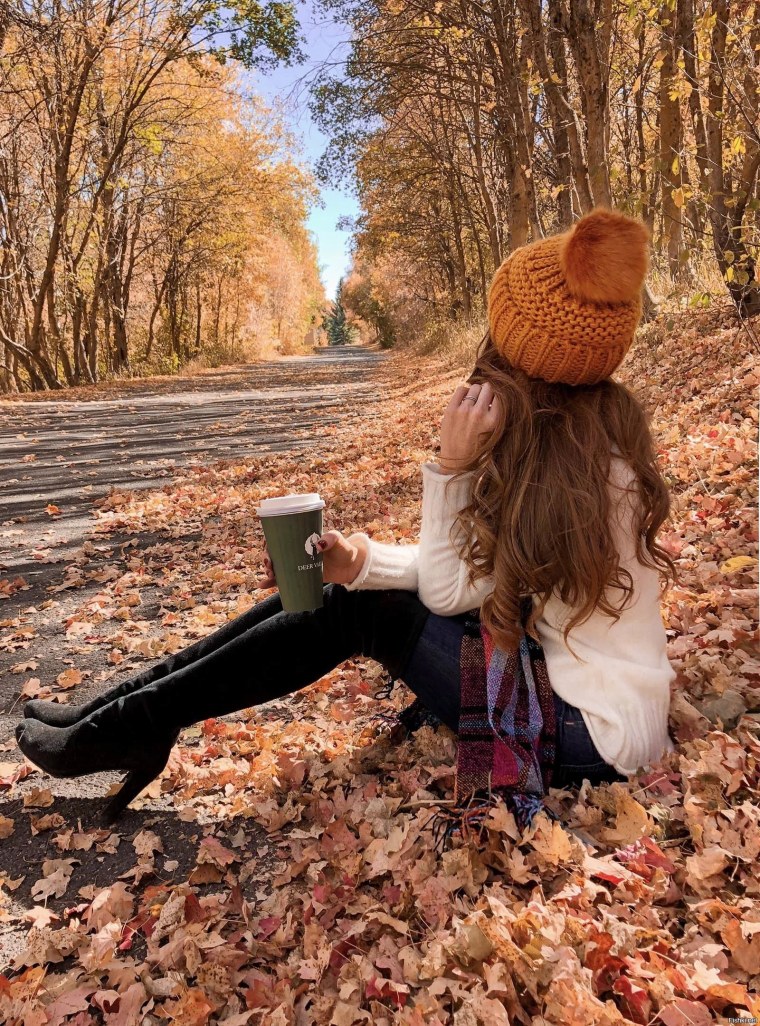 Девушка в венке из осенних листьев