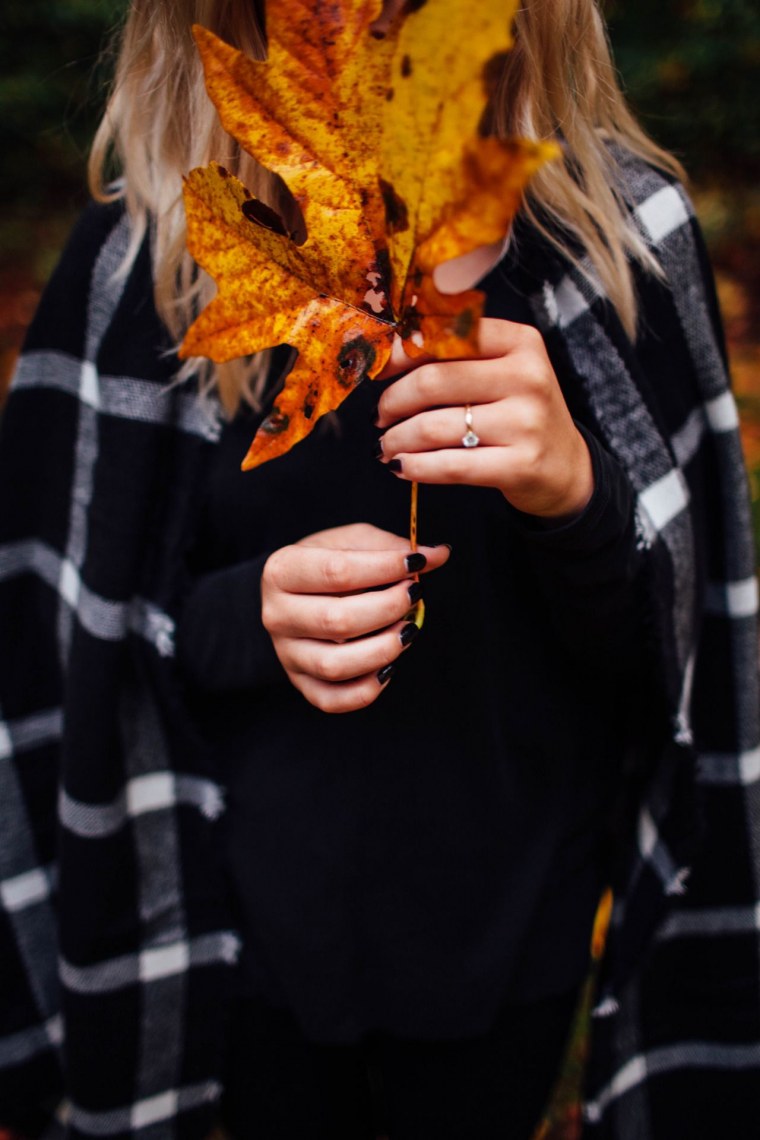 Брюнетка со спины осень