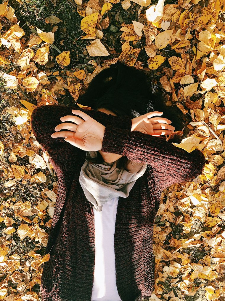 Блондинка осенью со спины