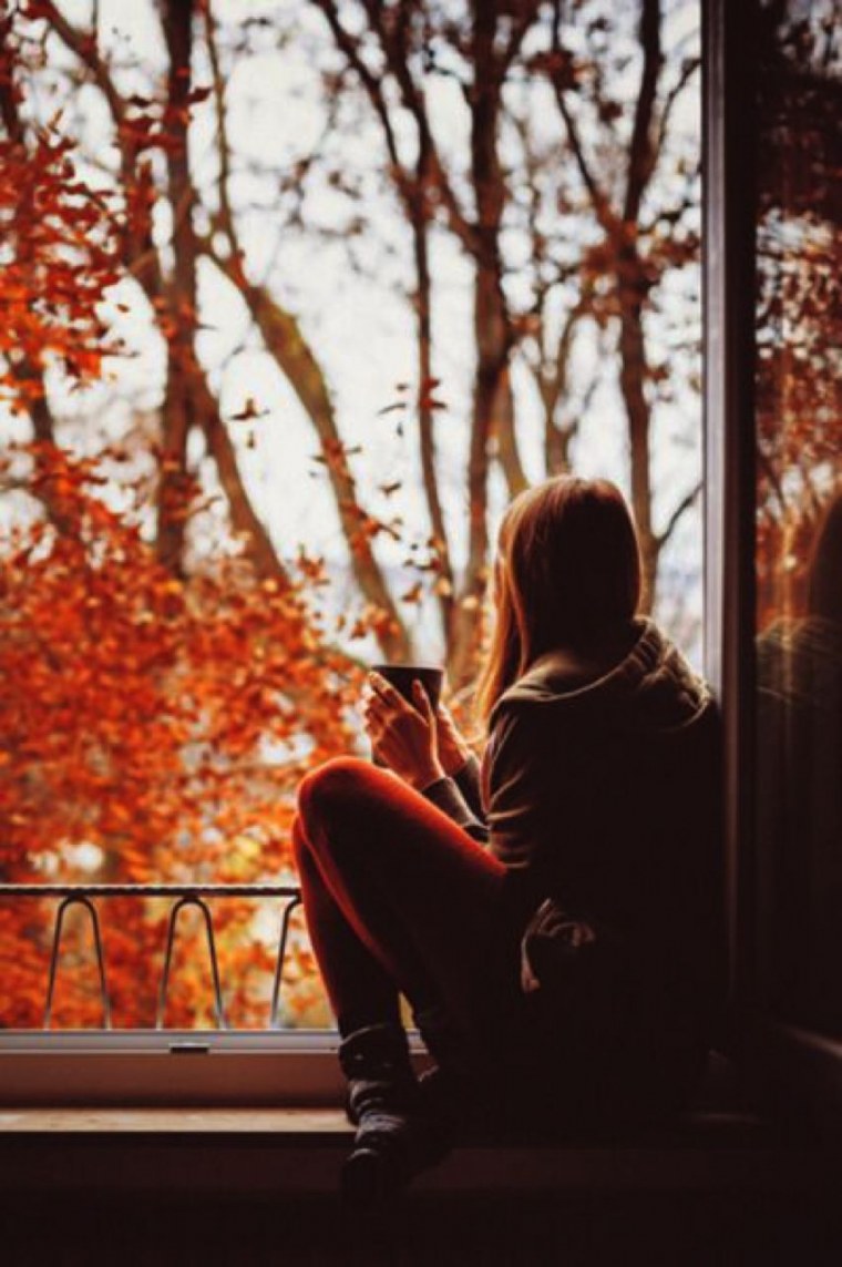 Девушка с короткими волосами осенью