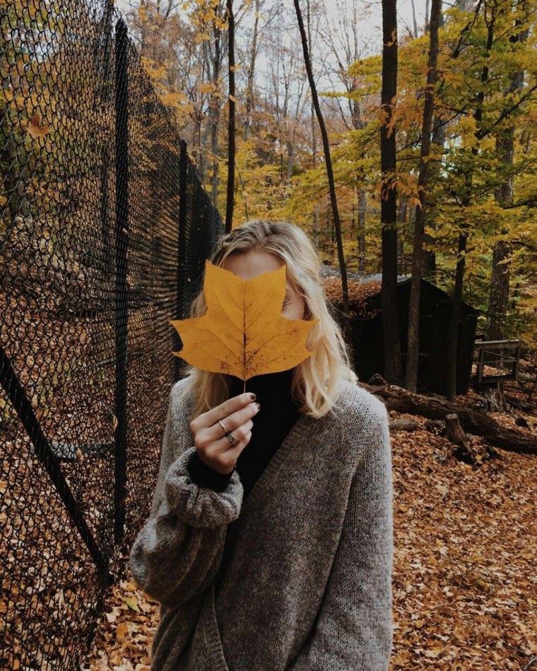 Человек в листве