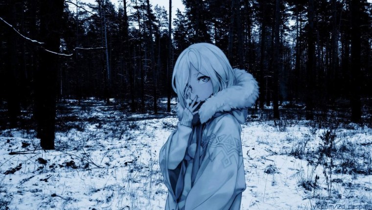 Девушка с белыми волосами в лесу