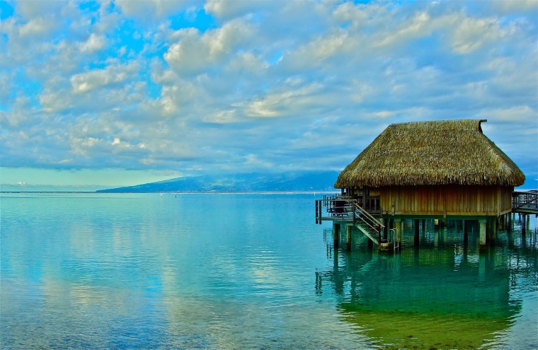 Сказочный домик на берегу