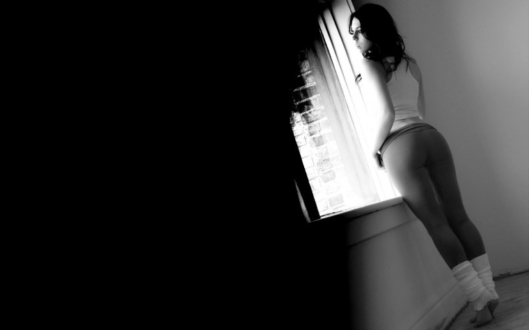 Голая на черном фоне