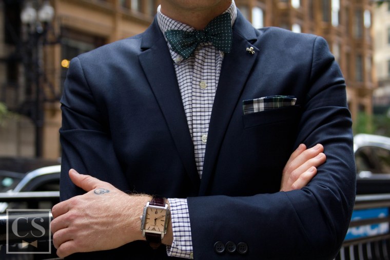 Мужчина в костюме с часами