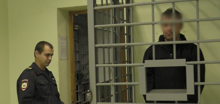 Мужчина в костюме с часами