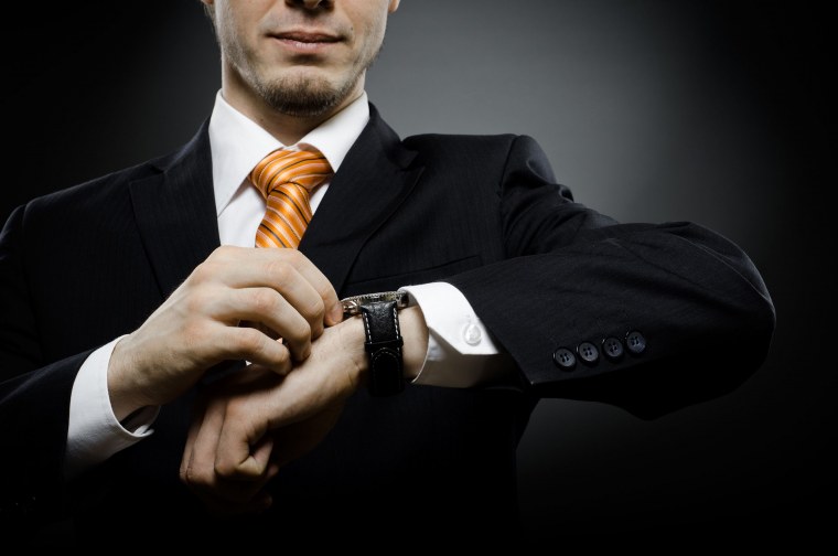 Мужчина в костюме с телефоном в руке