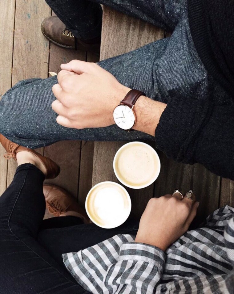 Мужская рука с кофе