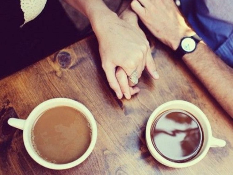 Бариста с бумажным стаканчиком