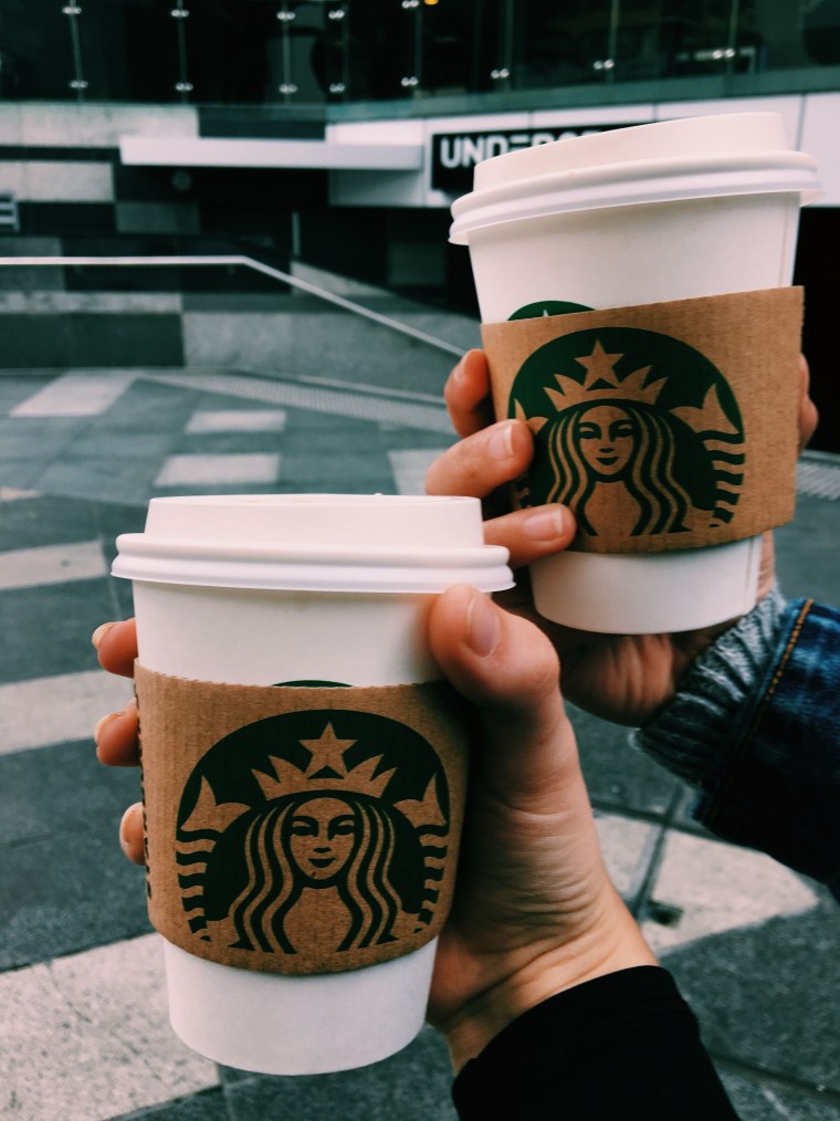 Девушка с чашкой кофе в руках