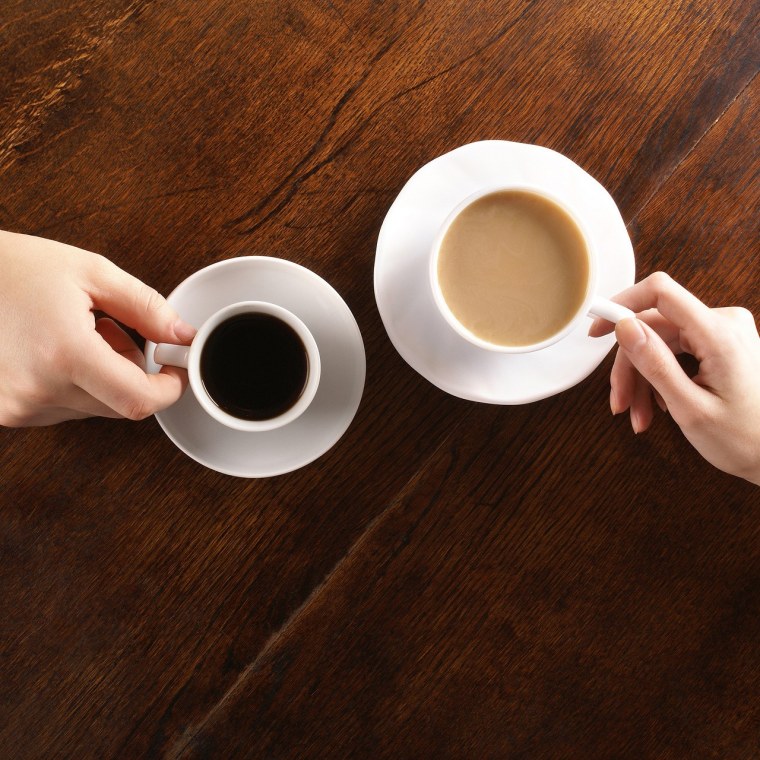 Рука подает кофе