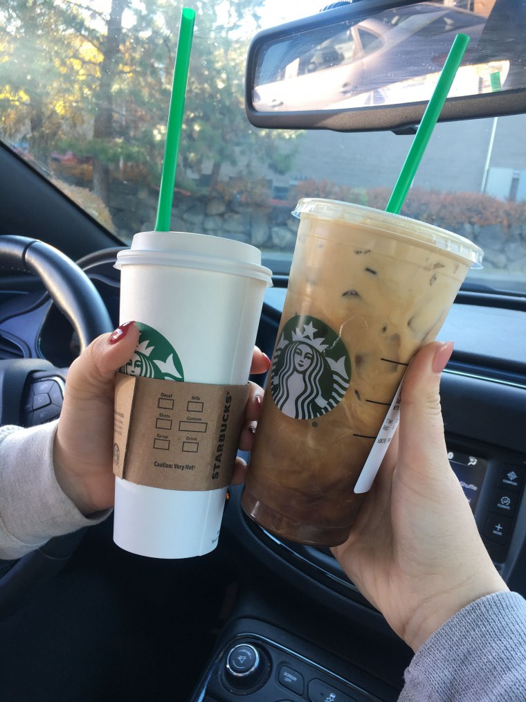 Стаканчик кофе в руках в машине