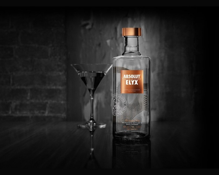 Водка на темном фоне